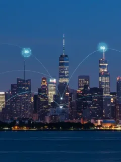 Futuristic US cityscape with glowing 5G network, representing advanced connectivity and high-speed data.